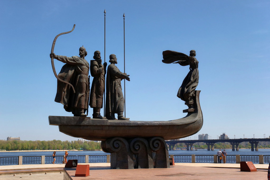 A monument dedicated to the early Kyiv settlers