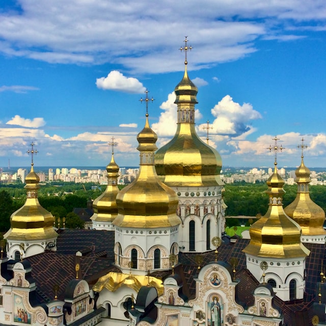 A photo depicting a monastery with a gilded roof